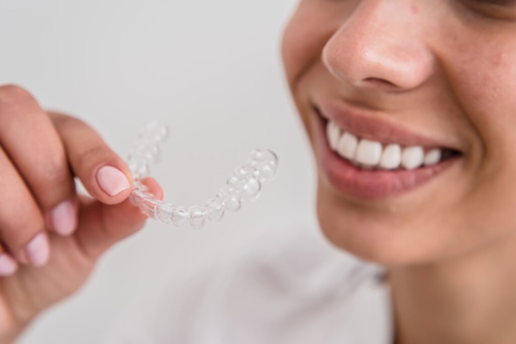 Paciente durante un tratamiento Invisalign en Clínica Dental Mallart en el Eixample de Barcelona